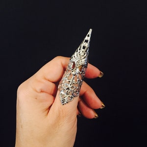 Iron claw 1 pc. Only, made in silver color and a vintage style filigree, sizable.