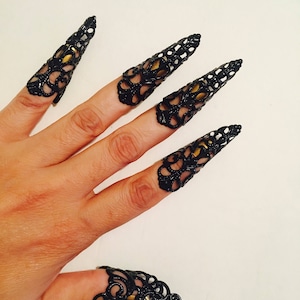 Arrow tip claws, nailguards,nail rings or finger tips made in black color, set of 5pcs. They are  sizable.