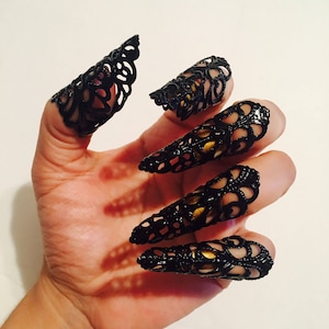 Arrow tip claws, nailguards,nail rings or finger tips made in black color, set of 5pcs. They are  sizable.