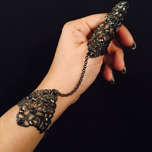 Thumb ring bracelet with shield ring,hand harness or chain bracelet made with , a vintage style filigree in charcoal gray  color, adjustable