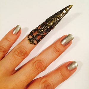Iron claw 1 pc. Only, made in brass color with a vintage style filigree, it&#39;s sizable.