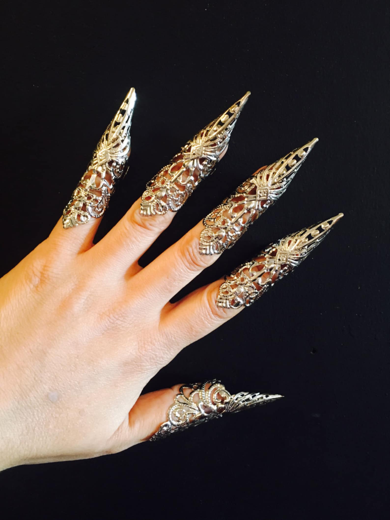 острые пальцы. острые когти на пальцы. украшение на пальцы коготки. ногти длинные острые. механические когти на пальцы.