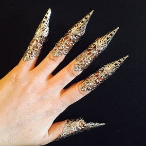 Iron claws set of 5pcs. Made in dull silver color and a vintage style filigree, sizable.