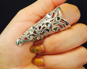 Sweet heart claw ring or nail ring, made in silver color filigree and adorned with clear crystals.