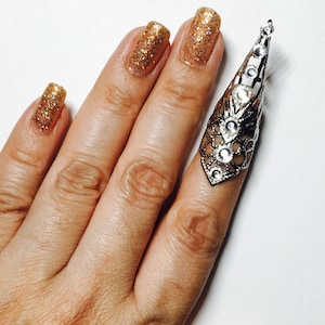 Spike crystal claw ring or nail ring,single piece, made in silver color filigree and adorned with clear crystals.