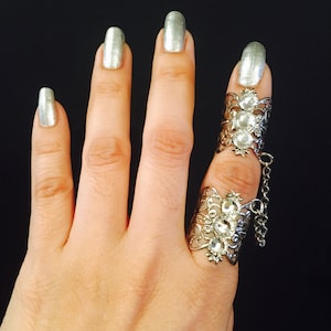 Midi chain rings,ring and knuckle, silver color filigree, made with clear crystals, the rings are adjustable.