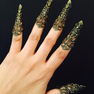Arrow tip claw rings, nail guards, nail tips or finger tips, made in antique brass color, set of 5pcs. They are  sizable.