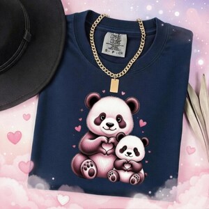 Mamá panda y bebé con manos en forma de corazón PNG / Gráfico kawaii (Descarga digital)