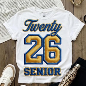 Senioren, png, 2026, png | Class of 2026 geborduurd patchontwerp | Twenty 26 Senior Varsity Graduation Sublimation DTF-shirtontwerp