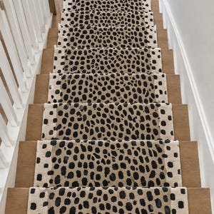 Tappeto passatoia in lana trapuntato a mano con stampa leopardata, tappeto per corridoio con stampa animalier nero avorio, tappeto moderno di lusso con stampa ghepardo per scale, ingresso e cucina