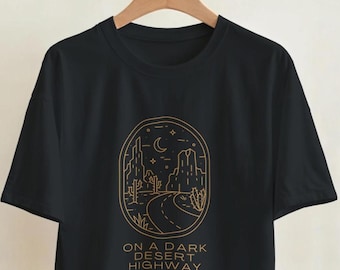 ホテル・カリフォルニア・バイブスTシャツ｜ダーク・デザート・ハイウェイTシャツ｜クラシックロックの歌詞｜ユニセックスコットンシャツ｜音楽好きへのギフト