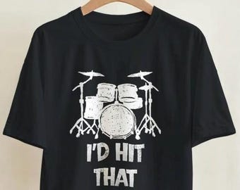 「あの面白いドラマーを叩きたい」Tシャツ｜ドラム好きへのギフト｜ユニセックス ヘビーコットンTシャツ