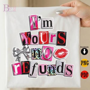Puede incluir: Camiseta blanca con un diseño de collage que dice "I'm Yours No Refunds". El diseño incluye un lazo plateado, un par de labios rojos y letras en varios colores y texturas, incluyendo rosa, purpurina plateada e impresión de leopardo.