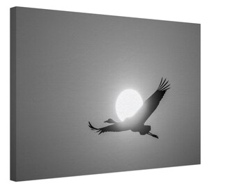 Silhueta de Garça ao Sol, Arte Minimalista em Preto e Branco