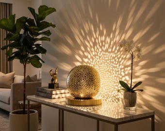 Lampada da tavolo a globo in filigrana di ottone fatta a mano / Lampada a sfera marocchina con effetto ombra a stella / Lampada di lusso per soggiorno / Regalo unico per la decorazione della casa / CopperGloww