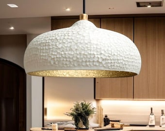 Suspension artisanale en laiton | Plafonnier texturé blanc et doré