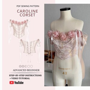 Peut inclure: Un patron de couture PDF pour le corset Caroline, présentant un corset rose clair avec des manches tombantes, des roses en tissu et des ornements en perles. Le patron inclut des instructions étape par étape et un tutoriel vidéo pour débutants avancés.