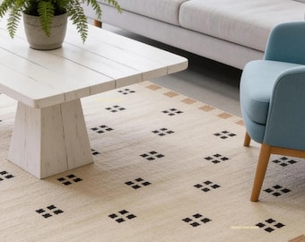 Handvävd matta i nordisk stil - Neutral skandinavisk heminredning - Krämig ullmatta med svart tribalmotiv - Modern plattvävd matta