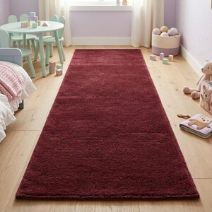 Könnte beinhalten: Ein langer, rechteckiger burgunderfarbener Teppich in einem Kinderzimmer. Der Teppich liegt auf einem hellen Holzboden, mit einem Bett, einem Tisch und Spielzeug im Hintergrund. Der Raum hat eine weiche, einladende Atmosphäre.
