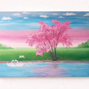 Könnte beinhalten: Landschaftsbild mit einem leuchtend rosa Baum, grünem Gras und einem blauen See. Zwei Schwäne bilden ein Herz. Der Himmel wechselt von Blau zu Rosa, mit weißen Wolken. Eine Bank ist sichtbar.
