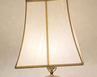 Paralume vintage quadrato affusolato: tessuto bianco sporco, base da 30 cm con attacco a ragno.