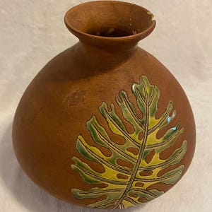 Jarrón de cerámica vintage con diseño de hojas tropicales – Cerámica rústica de los años 70 en tonos tierra