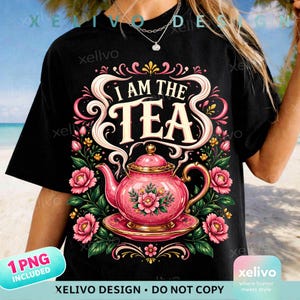 Puede incluir: Camiseta negra con un diseño de tetera rosa y el texto "I AM THE TEA". El diseño incluye flores rosas y hojas verdes. La camiseta tiene cuello redondo y mangas cortas. También incluye el texto "1 PNG INCLUDED".