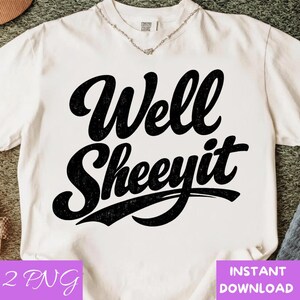 Può includere: T-shirt bianca con la scritta "Well Sheeeyit" in grandi lettere nere e in grassetto. Il design ha un aspetto invecchiato e vintage. Un capo casual per tutti i giorni.