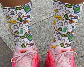 Meias coloridas de cano alto para exercícios, com estampa retrô de corrida, ideais para treinos e atividades físicas, perfeitas para corredores de maratona.