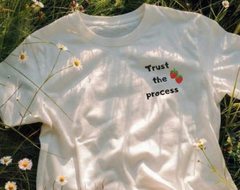 Camiseta "Confie no Processo" para Autodesenvolvimento com Morango Motivacional e Frase Inspiradora sobre Saúde Mental