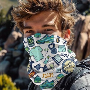 Könnte beinhalten: Weiß-blaue Gesichtsbedeckung mit Fitness-Illustrationen. Das Design umfasst Laufschuhe, ein T-Shirt, eine Wasserflasche, eine Hantel und das Wort "run". Getragen von einer Person.