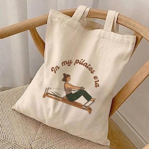 Borsa tote in tela "In my pilates era", regalo per reformer pilates, borsa a tracolla in cotone pesante immagine 1