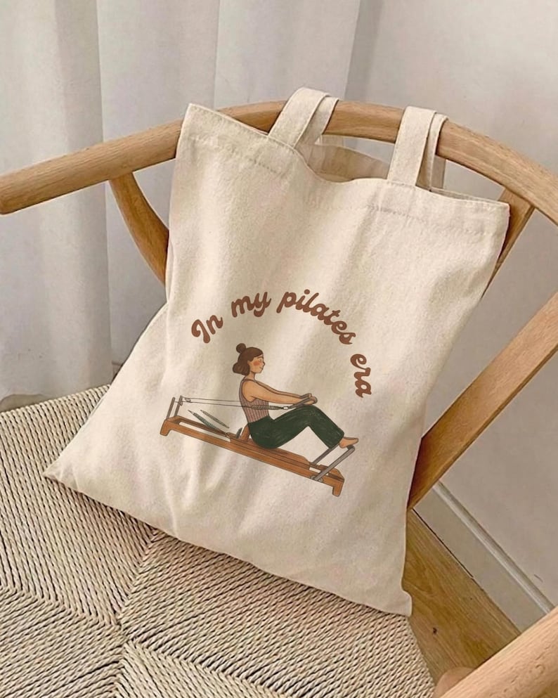 Borsa tote in tela "In my pilates era", regalo per reformer pilates, borsa a tracolla in cotone pesante immagine 1