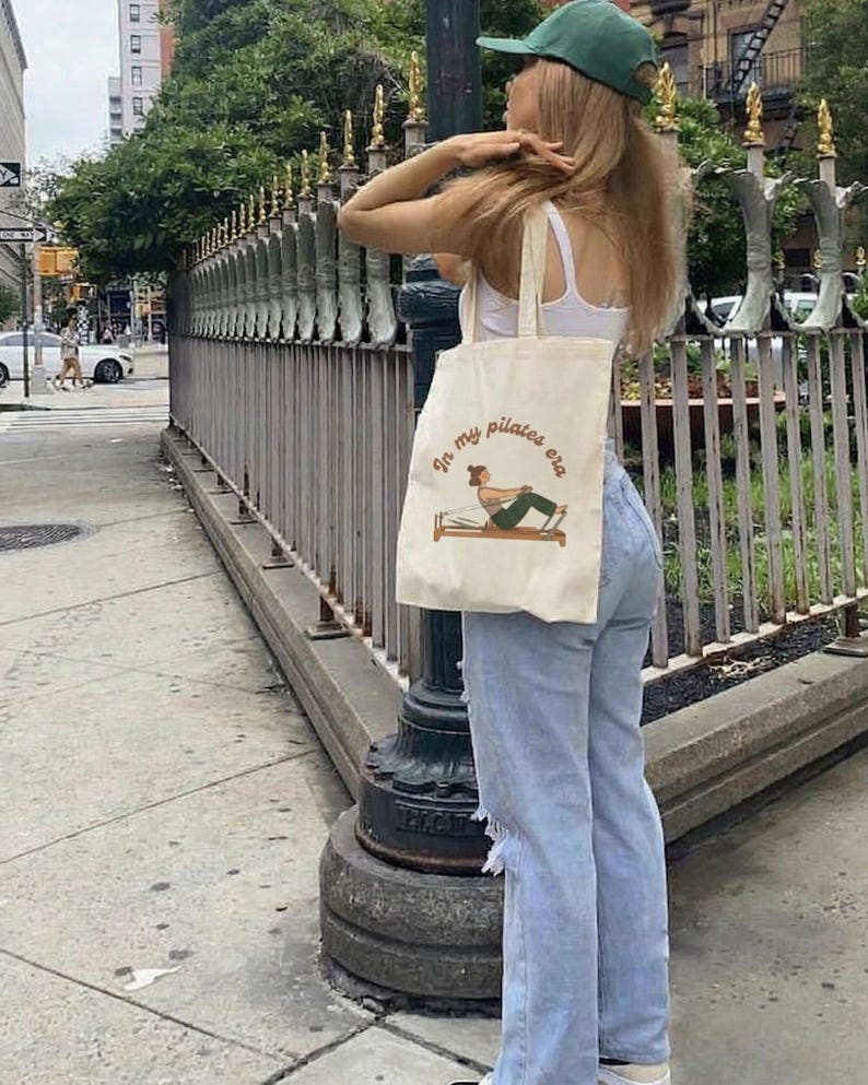 Borsa tote in tela "In my pilates era", regalo per reformer pilates, borsa a tracolla in cotone pesante immagine 2