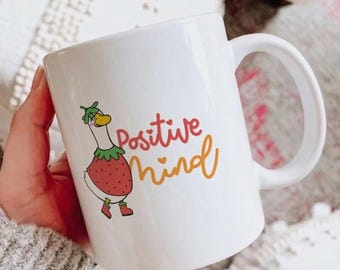 Caneca divertida, positiva e peculiar com estampa de ganso de morango, feita de cerâmica para uso diário, ideal para chá e café.