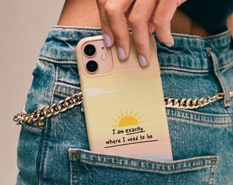 Capa para iPhone com estampa de pôr do sol em tons pastel, frase motivacional e positiva, capa protetora fina.