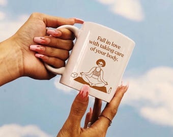 Caneca de café com frase inspiradora sobre autocuidado e yoga, xícara de chá para bem-estar e atenção plena, presente boho com afirmação positiva