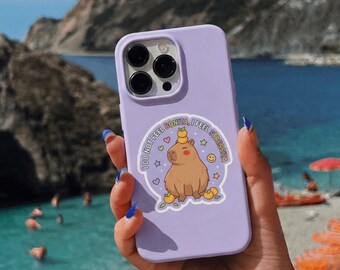 Capa para iPhone com meme engraçado de capivara roxa, capa fina e brilhante em tons pastel, resistente a impactos.