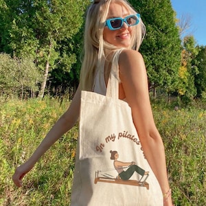 Borsa tote in tela "In my pilates era", regalo per reformer pilates, borsa a tracolla in cotone pesante immagine 4