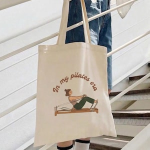 Borsa tote in tela "In my pilates era", regalo per reformer pilates, borsa a tracolla in cotone pesante immagine 3