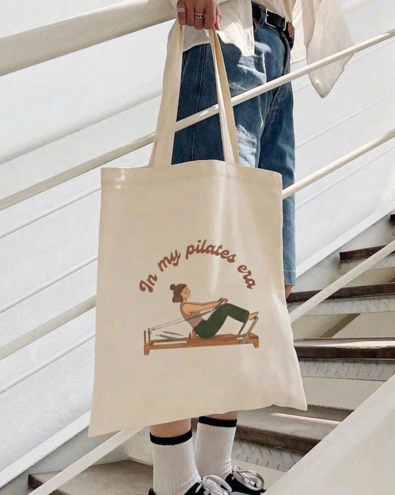 Borsa tote in tela "In my pilates era", regalo per reformer pilates, borsa a tracolla in cotone pesante immagine 3