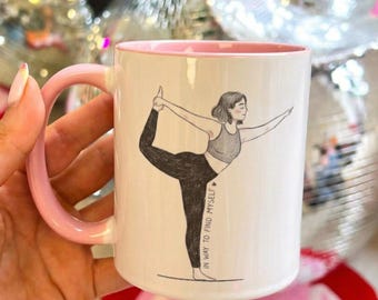 Caneca de café com pose de ioga, caneca com frase inspiradora e detalhes em rosa, presente para praticantes de ioga que cultivam bem-estar e atenção plena.