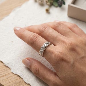 Anillo trenzado de plata de ley 925 – Anillo de giro infinito – Anillo minimalista apilable de plata – Estilo nudo celta – Anillo de promesa unisex
