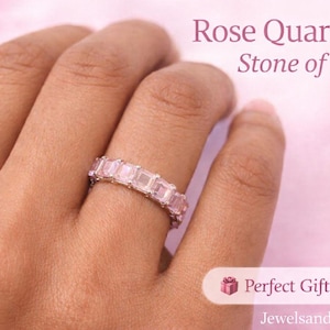 Könnte beinhalten: Rustikales Holzschild mit dem Text "Welcome to our home" in handschriftlichem Stil. Das Schild hat eine Used-Optik und ein schlichtes, einladendes Design, ideal für eine Veranda oder einen Eingangsbereich.