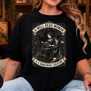 Camiseta "Una mujer que lee mucho es una criatura peligrosa", Camiseta de merchandising literario, Lectora de libros, Lectura, Regalos para amantes de los libros góticos, Bibliotecaria, Dark Academia imagen 1