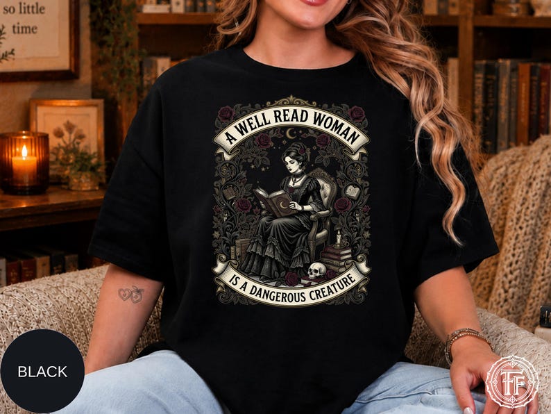 Camiseta "Una mujer que lee mucho es una criatura peligrosa", Camiseta de merchandising literario, Lectora de libros, Lectura, Regalos para amantes de los libros góticos, Bibliotecaria, Dark Academia imagen 1