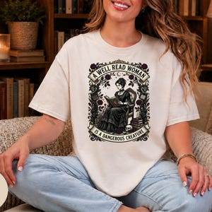 Camiseta "Una mujer que lee mucho es una criatura peligrosa", Camiseta de merchandising literario, Lectora de libros, Lectura, Regalos para amantes de los libros góticos, Bibliotecaria, Dark Academia imagen 2