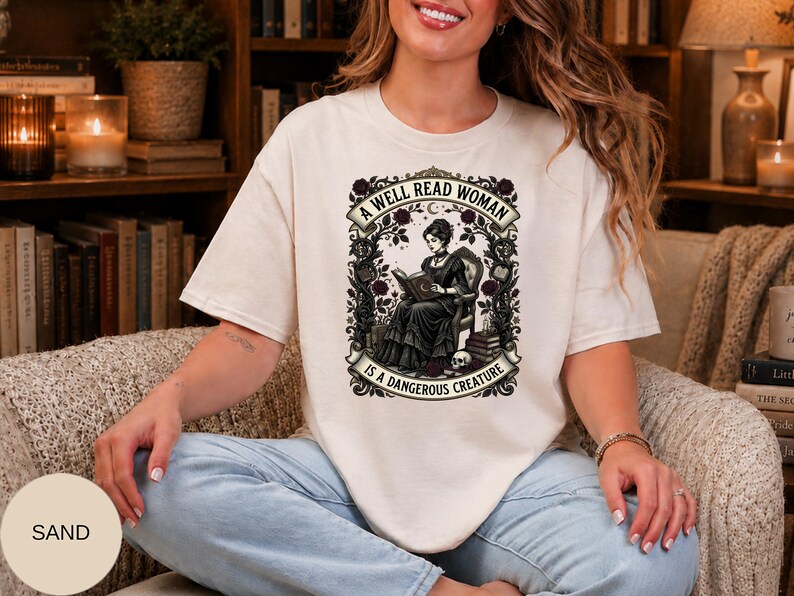 Camiseta "Una mujer que lee mucho es una criatura peligrosa", Camiseta de merchandising literario, Lectora de libros, Lectura, Regalos para amantes de los libros góticos, Bibliotecaria, Dark Academia imagen 2