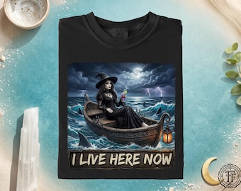 私は今ここに住んでいます サマーウィーン ゴシック魔女シャツ、ビーチTシャツ、夏休み、不気味な海、ゴシックホットグールサマー、人形ミーム、皮肉なユーモア