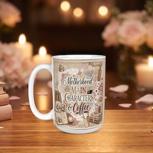 以下が含まれることがあります： 「Motherhood, Main Characters & Coffee」の文字が装飾的なフォントで書かれた白いセラミックマグ。マグカップはヴィンテージスタイルの画像のコラージュが特徴で、背景にはキャンドルと花が置かれた木製の表面に置かれています。